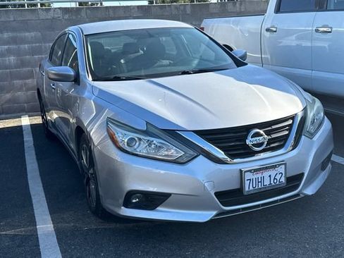 Used 2016 Nissan Altima 2.5 SV FWD image 2