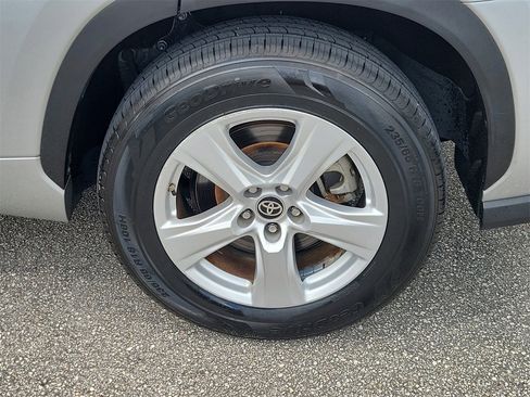 Used 2023 Toyota Highlander LE image 5