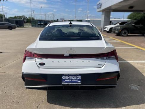 New 2025 Hyundai Elantra Limited image 7