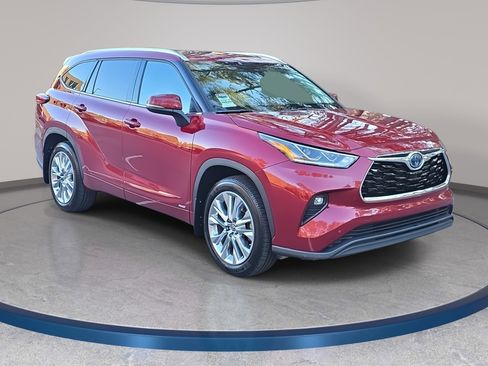Used 2023 Toyota Highlander Limited image 3