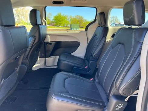 Used 2024 Chrysler Pacifica Touring-L FWD image 5