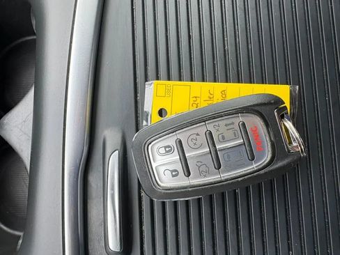 Used 2024 Chrysler Pacifica Touring-L FWD image 27