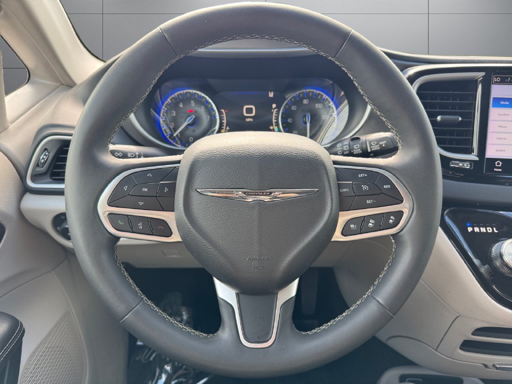 Used 2024 Chrysler Pacifica Touring-L FWD image 13