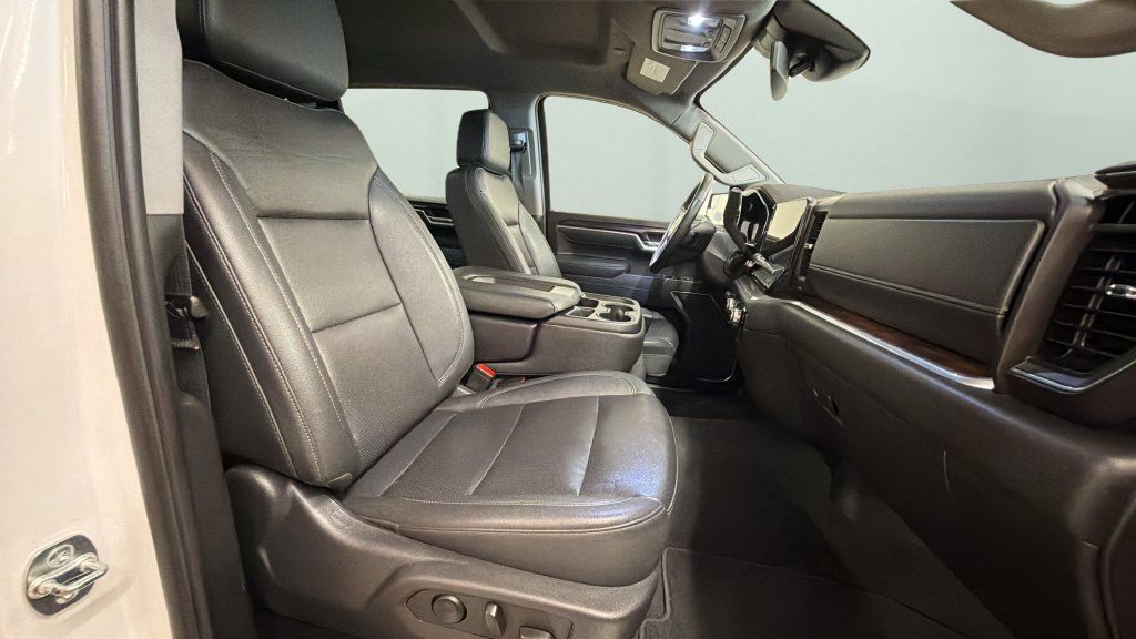 Used 2025 GMC Sierra 1500 SLT AWD/4WD image 9
