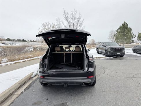 Used 2022 Porsche Cayenne image 8
