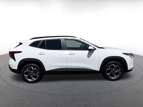 Used 2025 Chevrolet Trax LT FWD image 16