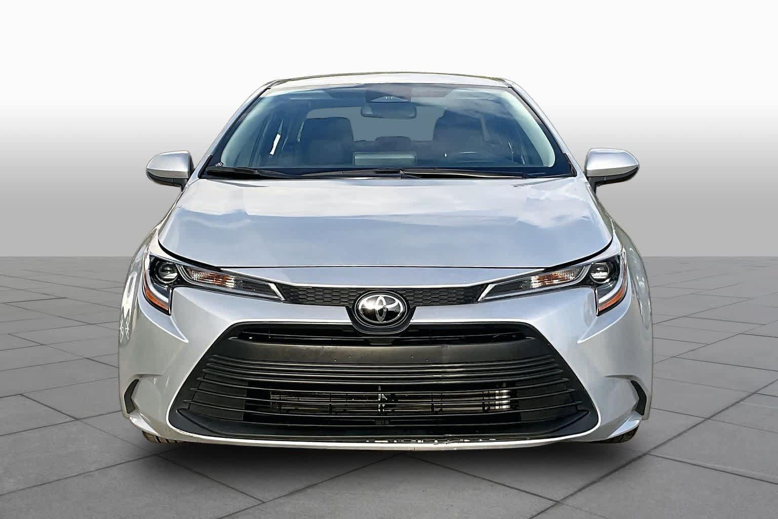 Used 2025 Toyota Corolla LE FWD image 4