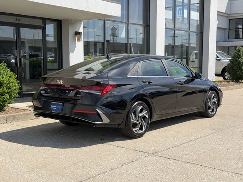 Certified 2025 Hyundai Elantra Limited FWD image 4