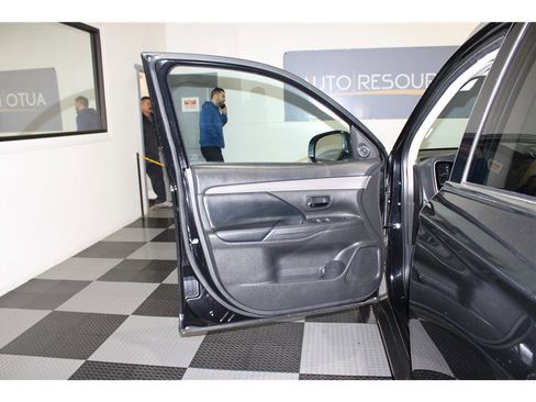 Used 2020 Mitsubishi Outlander ES image 11