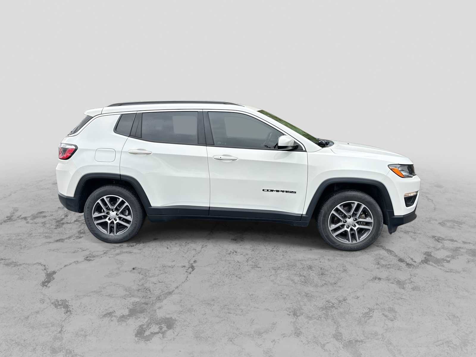 Used 2017 Jeep Compass Latitude w/ Popular Equipment Group FWD image 9