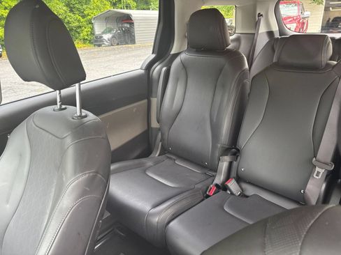Used 2026 Kia Carnival FWD image 37