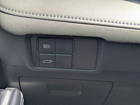 Used 2022 Toyota Highlander LE FWD image 27