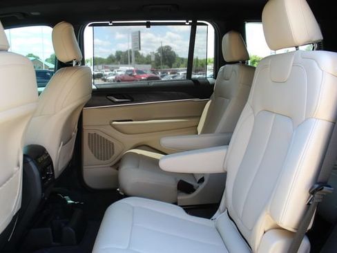 Used 2025 Jeep Grand Cherokee L Limited w/ Luxury Tech Group II AWD/4WD image 31