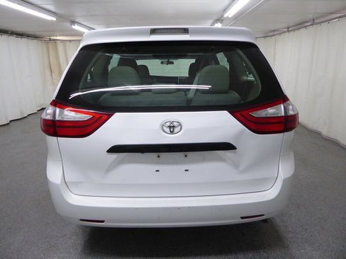 Used 2016 Toyota Sienna L image 6