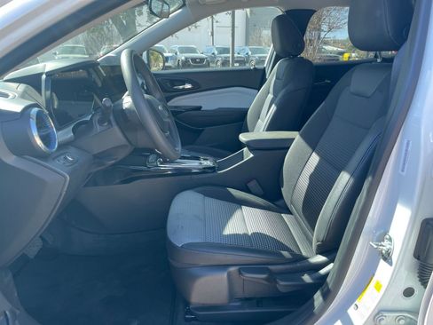 Used 2025 Chevrolet Trax LT image 30