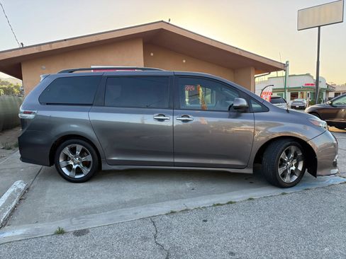 Used 2014 Toyota Sienna SE FWD image 2