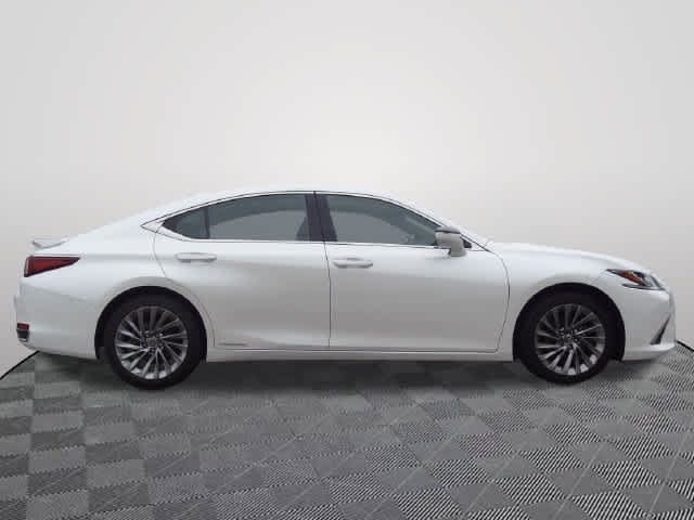 Used 2020 Lexus ES 300h w/ Accessory Package FWD image 4