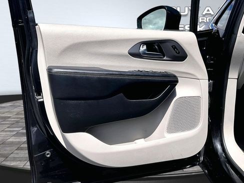 Used 2022 Chrysler Pacifica Touring-L FWD image 21