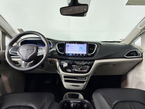 Used 2023 Chrysler Pacifica Touring-L FWD image 14