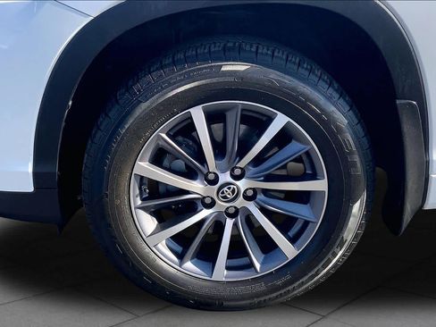 Used 2018 Toyota Highlander XLE w/ Carpet Mat Package (TMS) AWD/4WD image 11