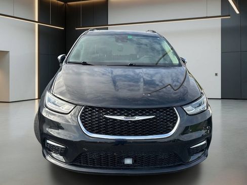 Used 2023 Chrysler Pacifica Limited w/ Uconnect Theater Family Group FWD image 10