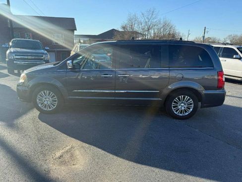 Used 2015 Chrysler Town & Country Touring-L w/ Driver Convenience Group FWD image 7