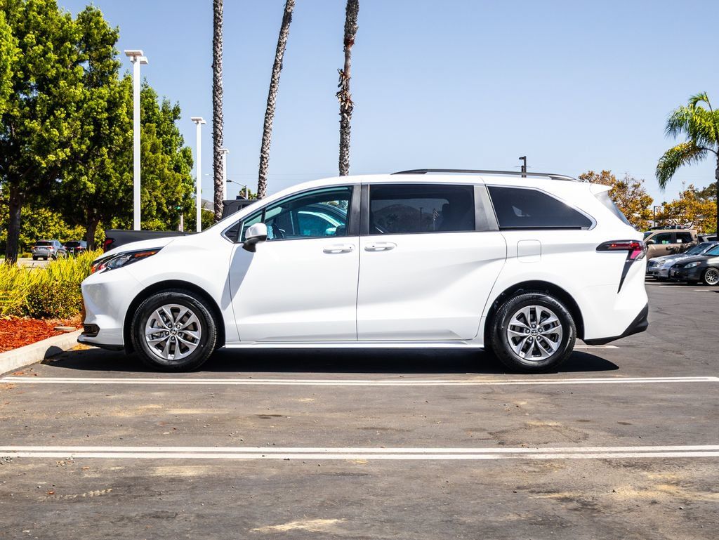 Used 2024 Toyota Sienna LE w/ LE Plus Package FWD image 6