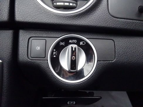 Used 2013 Mercedes-Benz C 300 Sport image 23