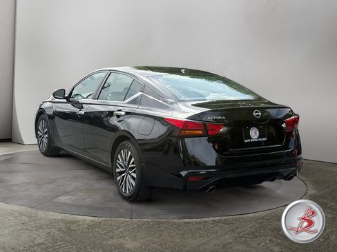Used 2024 Nissan Altima 2.5 SV w/ SV Premium Package FWD image 5