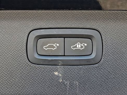 Used 2016 Volvo XC90 T6 Momentum w/ Momentum Plus Package image 32