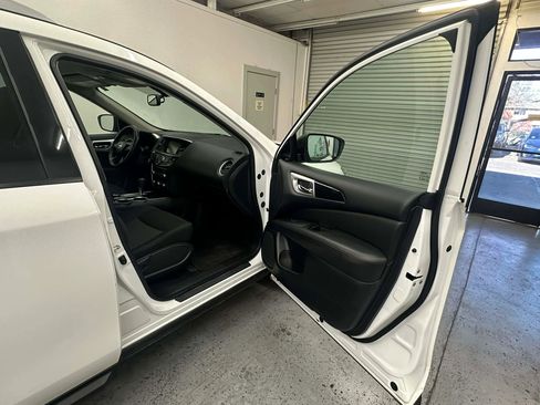 Used 2020 Nissan Pathfinder SV image 44