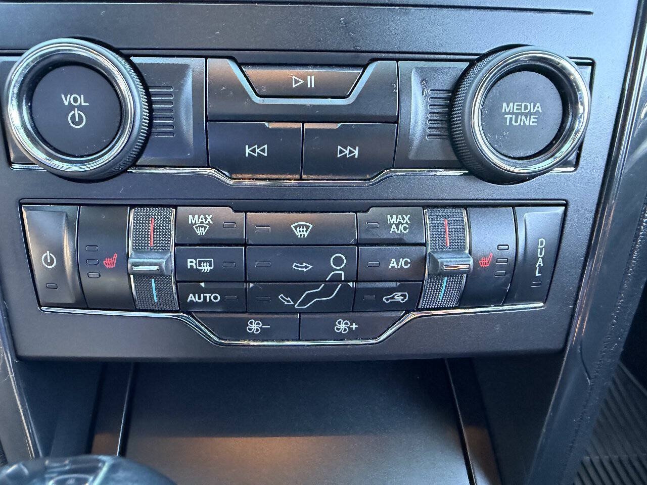 Used 2019 Ford Explorer XLT w/ Equipment Group 202A AWD/4WD image 24
