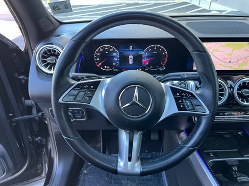 Used 2025 Mercedes-Benz GLB 250 4MATIC image 31