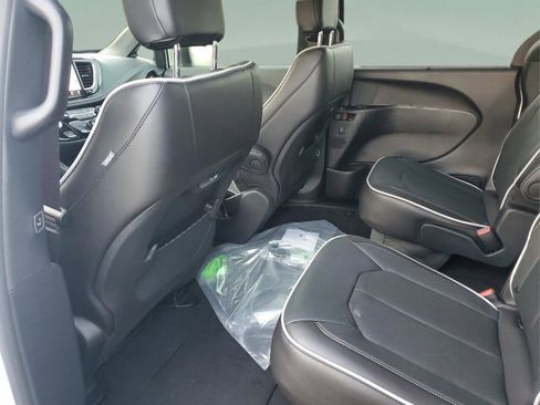New 2026 Chrysler Pacifica Limited w/ S Appearance Package image 9