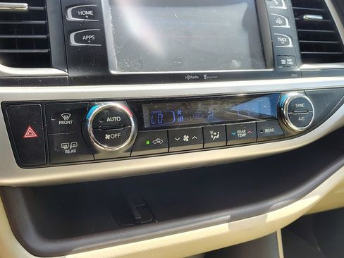 Used 2015 Toyota Highlander XLE AWD/4WD image 18