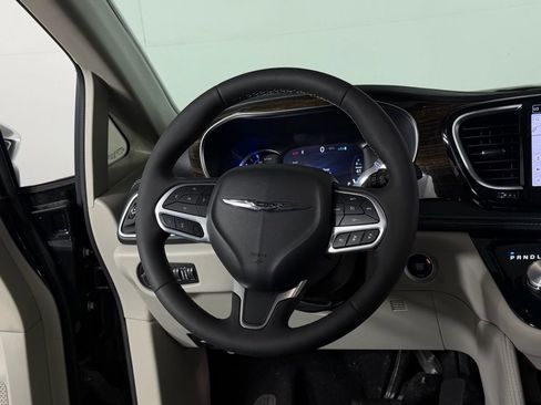 Used 2023 Chrysler Pacifica Limited image 11