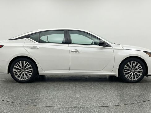 Used 2025 Nissan Altima 2.5 SV image 11