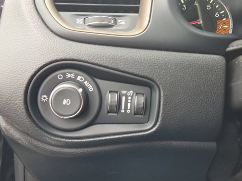 Used 2023 Jeep Renegade Latitude AWD/4WD image 28