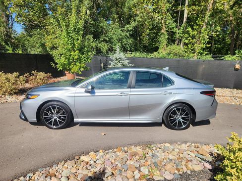 Used 2024 Toyota Camry SE image 2