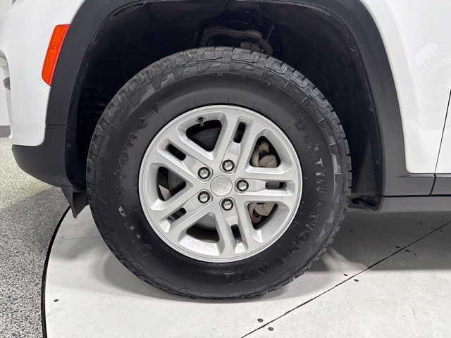 Used 2023 Jeep Grand Cherokee Laredo AWD/4WD image 6