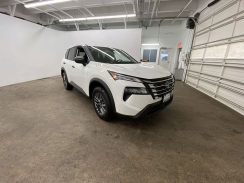 Used 2024 Nissan Rogue S image 8