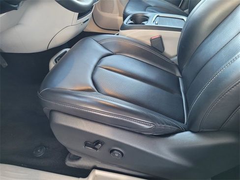 Certified 2023 Chrysler Pacifica Touring-L image 16