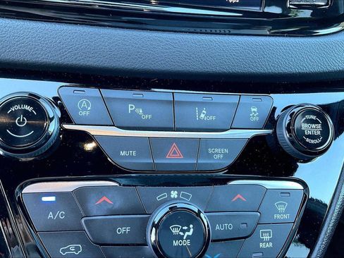 Used 2025 Chrysler Pacifica Select FWD image 32