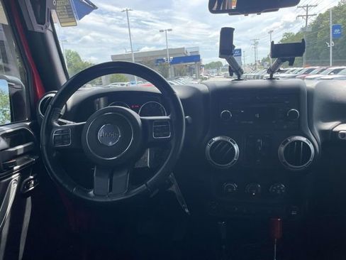Used 2017 Jeep Wrangler Unlimited Sahara w/ Connectivity Group AWD/4WD image 12