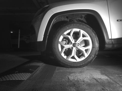 Used 2025 Jeep Compass Latitude image 12