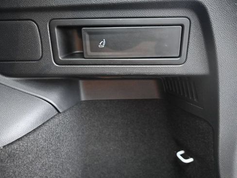 Used 2018 Volkswagen Tiguan SE FWD image 24
