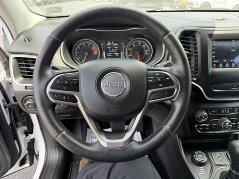 Used 2019 Jeep Cherokee Latitude Plus w/ Comfort/Convenience Group AWD/4WD image 20