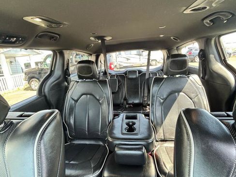 Used 2018 Chrysler Pacifica Limited FWD image 18