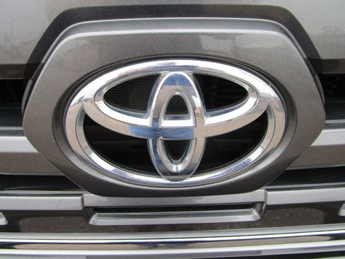 Used 2017 Toyota Tacoma Limited image 19