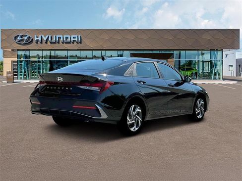 Used 2025 Hyundai Elantra Sport image 7